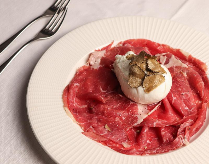 Carpaccio di manzo Black Angus affumicato con burrata al tartufo nero