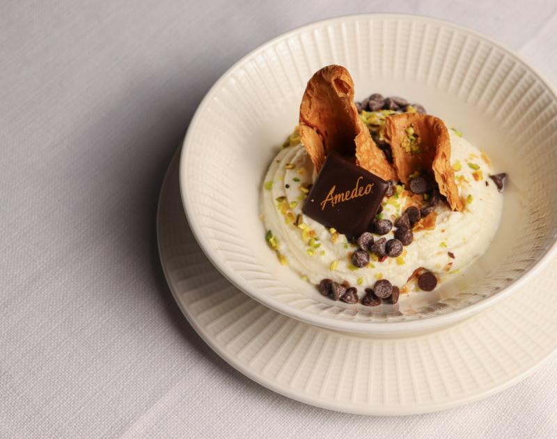 Cannolo siciliano scomposto con cioccolato fondente e pistacchio