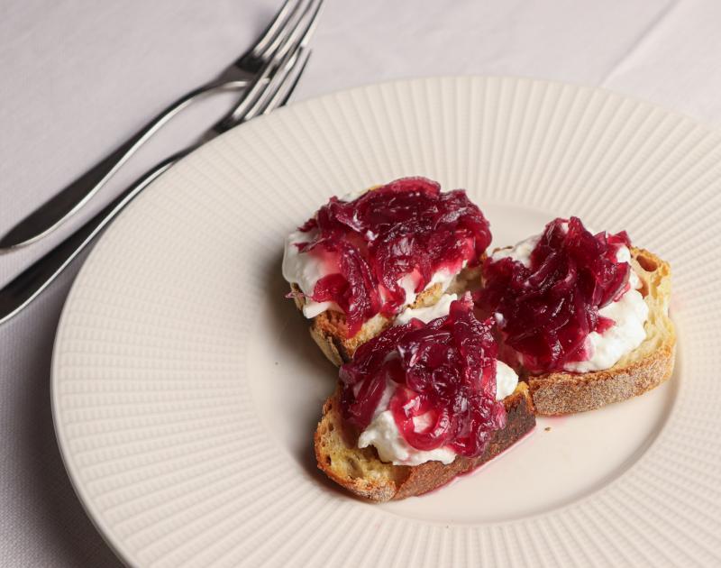 Crostini con stracciatella, colatura di alici di Cetara e cipolla rossa caramellata