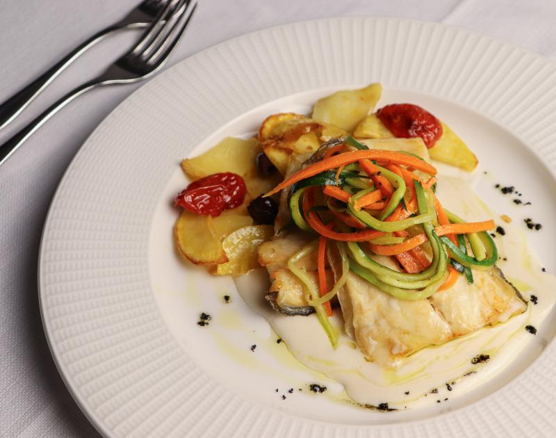 Filetto di spigola con verdure julienne e patate al forno alla mediterranea